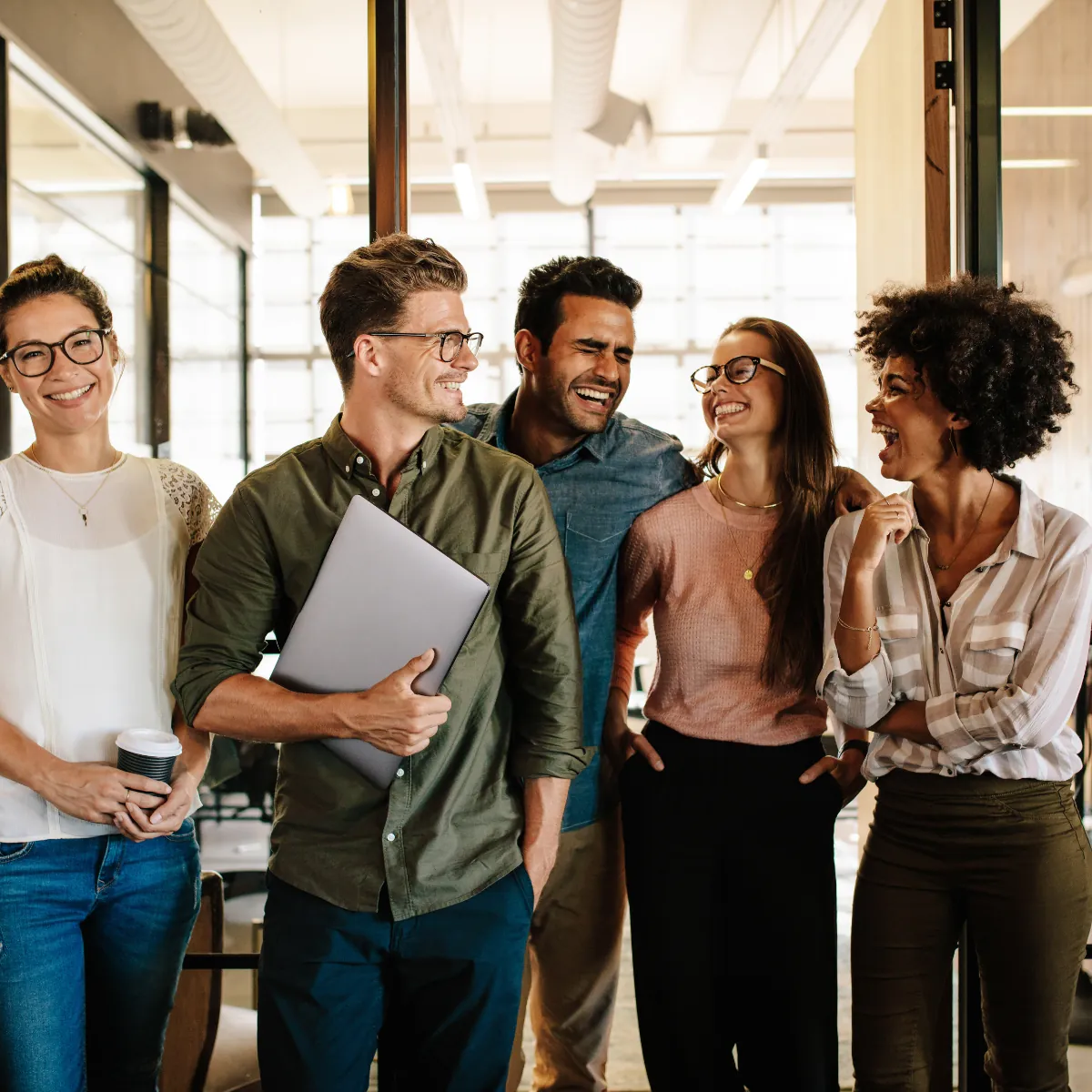 Jovens profissionais reunidos informalmente no escritório